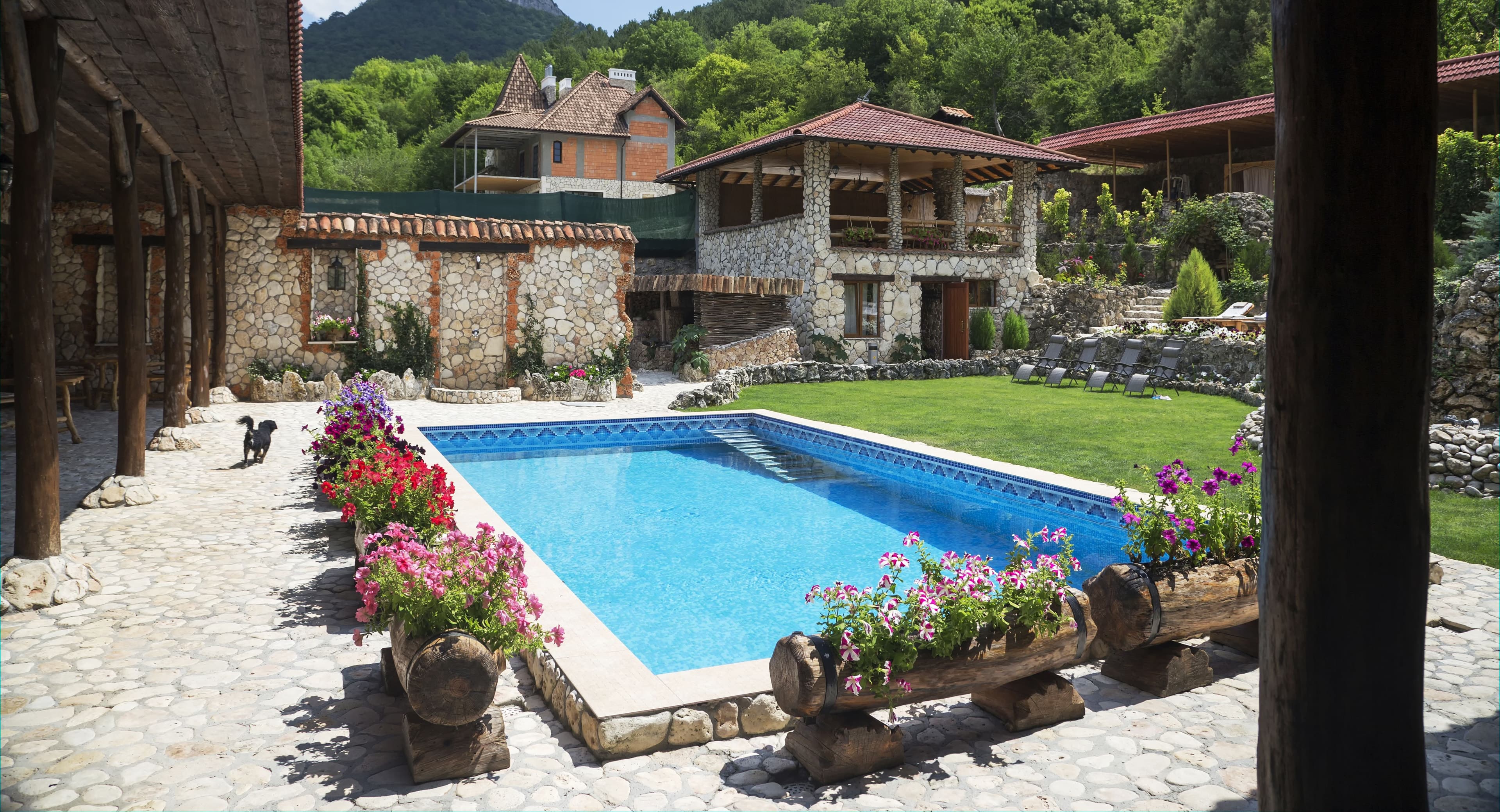 Quinta con alberca, casas de piedra y jardín al pie de la montaña (foto ilustrativa)